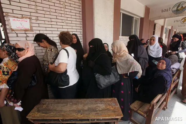 Hundreds of voters line up in front of one of the polling stations to cast their votes on the first day of the presidential elections in Cairo, Egypt, 23 May 2012. Egyptian voters, on 23 May, queued at polling stations f...