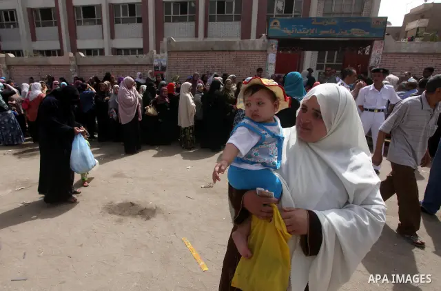 Hundreds of voters line up in front of one of the polling stations to cast their votes on the first day of the presidential elections in Cairo, Egypt, 23 May 2012. Egyptian voters, on 23 May, queued at polling stations f...
