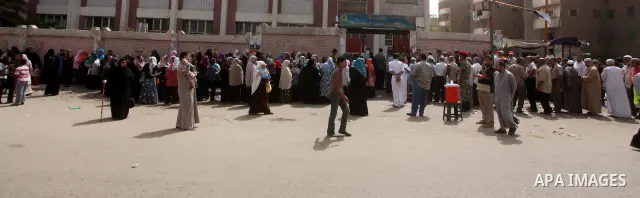 Hundreds of voters line up in front of one of the polling stations to cast their votes on the first day of the presidential elections in Cairo, Egypt, 23 May 2012. Egyptian voters, on 23 May, queued at polling stations f...