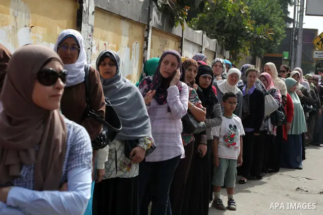 Hundreds of voters line up in front of one of the polling stations to cast their votes on the first day of the presidential elections in Cairo, Egypt, 23 May 2012. Egyptian voters, on 23 May, queued at polling stations f...
