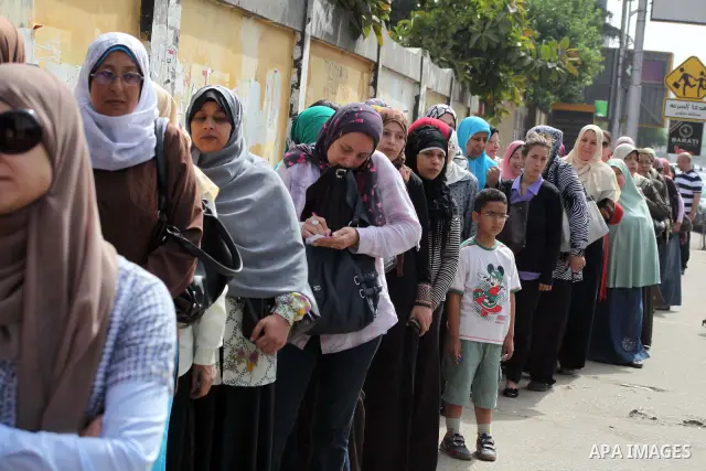 Hundreds of voters line up in front of one of the polling stations to cast their votes on the first day of the presidential elections in Cairo, Egypt, 23 May 2012. Egyptian voters, on 23 May, queued at polling stations f...
