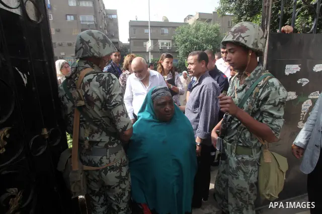 Hundreds of voters line up in front of one of the polling stations to cast their votes on the first day of the presidential elections in Cairo, Egypt, 23 May 2012. Egyptian voters, on 23 May, queued at polling stations f...