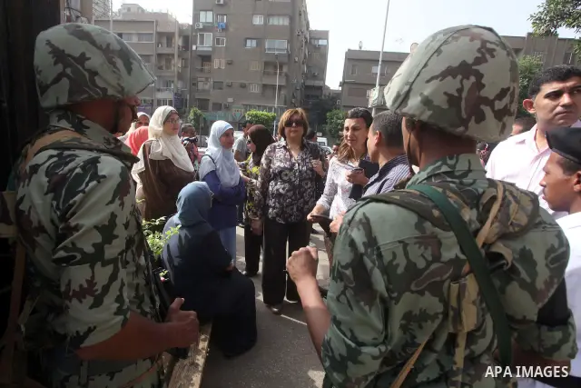 Hundreds of voters line up in front of one of the polling stations to cast their votes on the first day of the presidential elections in Cairo, Egypt, 23 May 2012. Egyptian voters, on 23 May, queued at polling stations f...