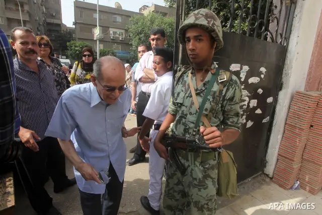 Hundreds of voters line up in front of one of the polling stations to cast their votes on the first day of the presidential elections in Cairo, Egypt, 23 May 2012. Egyptian voters, on 23 May, queued at polling stations f...