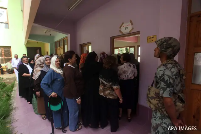 Hundreds of voters line up in front of one of the polling stations to cast their votes on the first day of the presidential elections in Cairo, Egypt, 23 May 2012. Egyptian voters, on 23 May, queued at polling stations f...