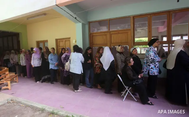 Hundreds of voters line up in front of one of the polling stations to cast their votes on the first day of the presidential elections in Cairo, Egypt, 23 May 2012. Egyptian voters, on 23 May, queued at polling stations f...