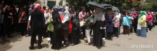 Hundreds of voters line up in front of one of the polling stations to cast their votes on the first day of the presidential elections in Cairo, Egypt, 23 May 2012. Egyptian voters, on 23 May, queued at polling stations f...