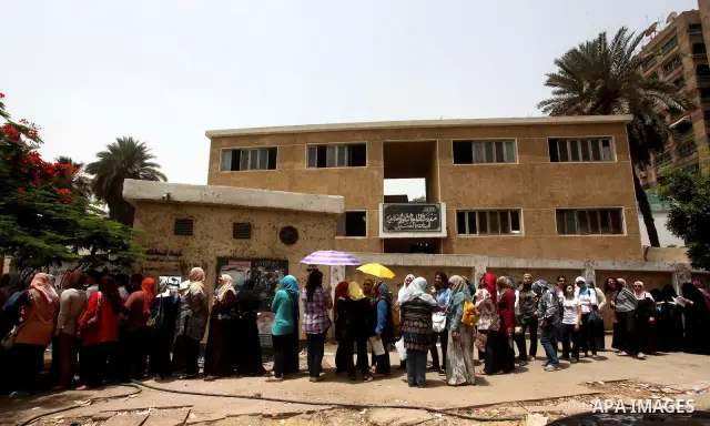 Hundreds of voters line up in front of one of the polling stations to cast their votes on the first day of the presidential elections in Cairo, Egypt, 23 May 2012. Egyptian voters, on 23 May, queued at polling stations f...