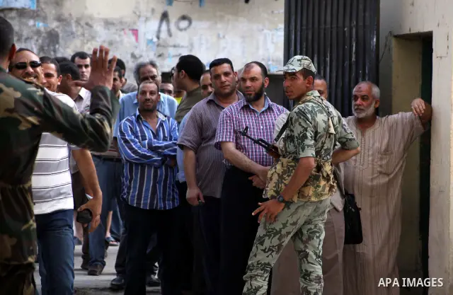 Hundreds of voters line up in front of one of the polling stations to cast their votes on the first day of the presidential elections in Cairo, Egypt, 23 May 2012. Egyptian voters, on 23 May, queued at polling stations f...