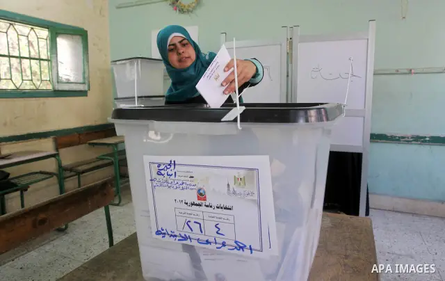 An Egyptian voter casts her ballots at one of the polling stations, on the first day of the presidential elections in Cairo, Egypt, 23 May 2012. Egyptian voters, on 23 May, queued at polling stations for the first Presid...
