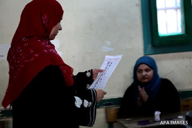 An Egyptian voter casts her ballots at one of the polling stations, on the first day of the presidential elections in Cairo, Egypt, 23 May 2012. Egyptian voters, on 23 May, queued at polling stations for the first Presid...