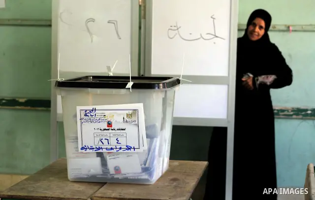 An Egyptian voter casts her ballots at one of the polling stations, on the first day of the presidential elections in Cairo, Egypt, 23 May 2012. Egyptian voters, on 23 May, queued at polling stations for the first Presid...