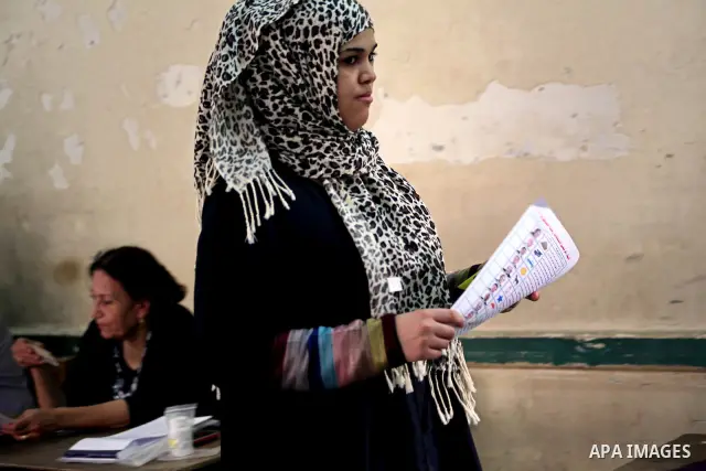 An Egyptian voter casts her ballots at one of the polling stations, on the first day of the presidential elections in Cairo, Egypt, 23 May 2012. Egyptian voters, on 23 May, queued at polling stations for the first Presid...
