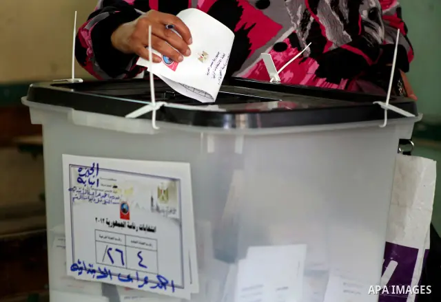 An Egyptian voter casts her ballots at one of the polling stations, on the first day of the presidential elections in Cairo, Egypt, 23 May 2012. Egyptian voters, on 23 May, queued at polling stations for the first Presid...