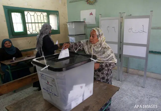 An Egyptian voter casts her ballots at one of the polling stations, on the first day of the presidential elections in Cairo, Egypt, 23 May 2012. Egyptian voters, on 23 May, queued at polling stations for the first Presid...