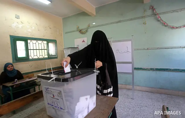 An Egyptian voter casts her ballots at one of the polling stations, on the first day of the presidential elections in Cairo, Egypt, 23 May 2012. Egyptian voters, on 23 May, queued at polling stations for the first Presid...