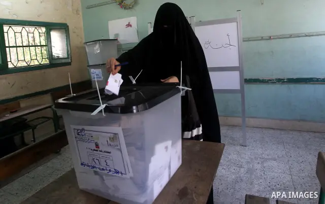 An Egyptian voter casts her ballots at one of the polling stations, on the first day of the presidential elections in Cairo, Egypt, 23 May 2012. Egyptian voters, on 23 May, queued at polling stations for the first Presid...