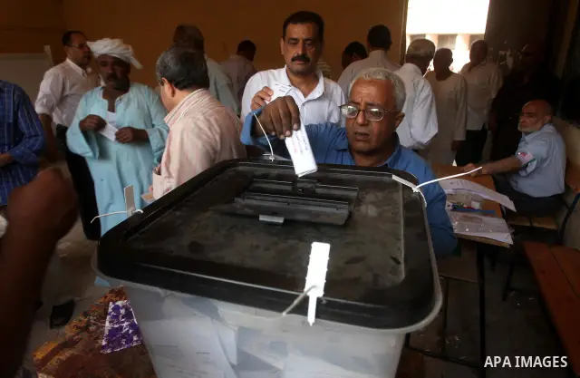 An Egyptian voter casts his ballots at one of the polling stations, on the first day of the presidential elections in Cairo, Egypt, 23 May 2012. Egyptian voters, on 23 May, queued at polling stations for the first Presid...