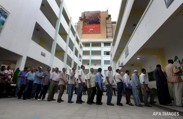 Hundreds of voters line up in front of one of the polling stations to cast their votes on the first day of the presidential elections in Cairo, Egypt, 23 May 2012. Egyptian voters, on 23 May, queued at polling stations f...