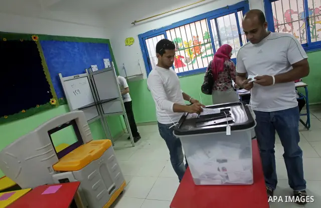 An Egyptian voter casts his ballots at one of the polling stations, on the first day of the presidential elections in Cairo, Egypt, 23 May 2012. Egyptian voters, on 23 May, queued at polling stations for the first Presid...