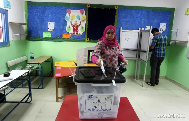 An Egyptian voter casts her ballots at one of the polling stations, on the first day of the presidential elections in Cairo, Egypt, 23 May 2012. Egyptian voters, on 23 May, queued at polling stations for the first Presid...