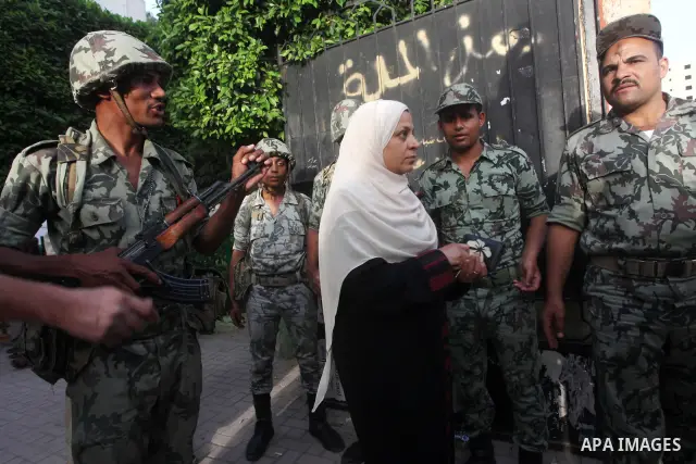 Hundreds of voters line up in front of one of the polling stations to cast their votes on the first day of the presidential elections in Cairo, Egypt, 23 May 2012. Egyptian voters, on 23 May, queued at polling stations f...