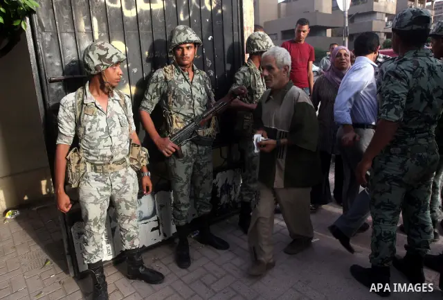 Hundreds of voters line up in front of one of the polling stations to cast their votes on the first day of the presidential elections in Cairo, Egypt, 23 May 2012. Egyptian voters, on 23 May, queued at polling stations f...