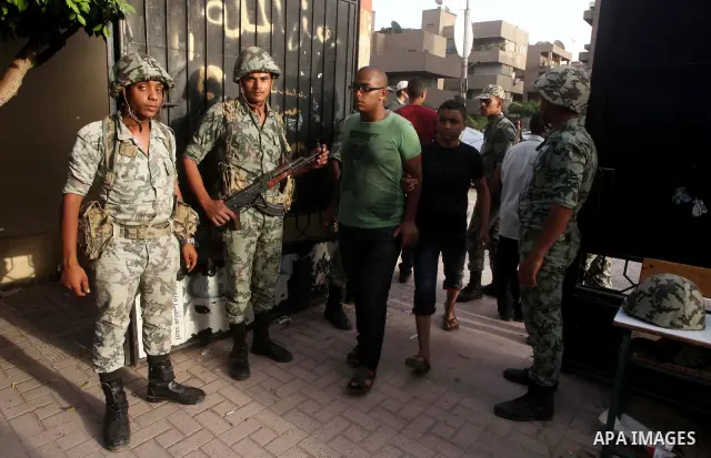 Hundreds of voters line up in front of one of the polling stations to cast their votes on the first day of the presidential elections in Cairo, Egypt, 23 May 2012. Egyptian voters, on 23 May, queued at polling stations f...