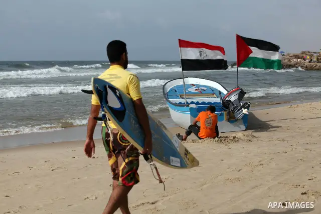 Palestinian holds a Palestinian and Egyptian flags on his boat at the beach of Gaza city on 24 May 2012, in the first Egyptian Presidential election since the ouster of former president Hosni Mubarak in February 2011. Ph...