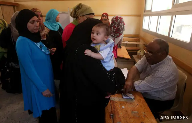Egyptian voters cast their ballots at one of the polling stations during the first round of Egypt's presidential elections, at a polling station in Cairo, Egypt, 24 May 2012. for the first Presidential election since the...