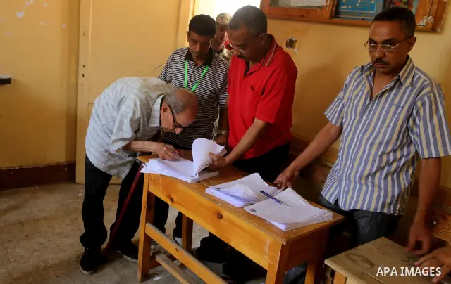 Egyptian voters cast their ballots at one of the polling stations during the first round of Egypt's presidential elections, at a polling station in Cairo, Egypt, 24 May 2012. for the first Presidential election since the...