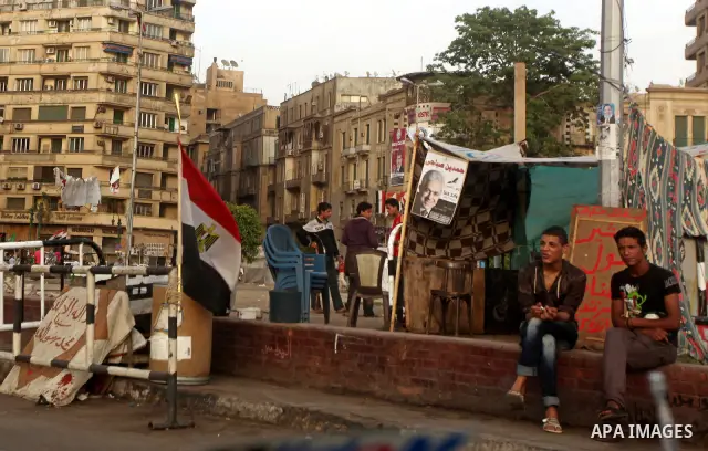 A vendor sells cigarettes at Tahrir Square in Cairo May 25, 2012. Photo by Ashraf Amra
