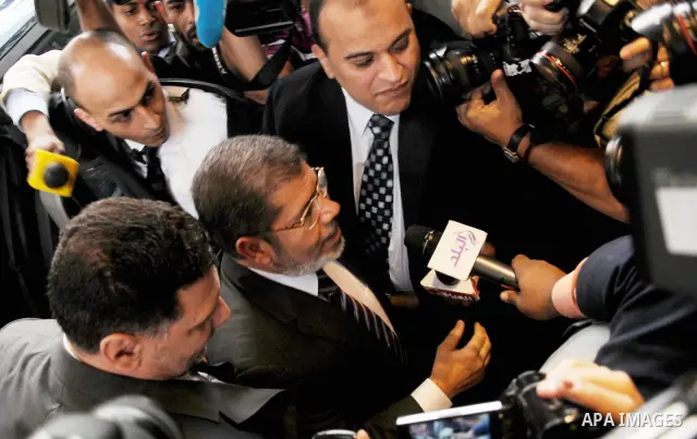 Egyptian Islamist presidential candidate Mohamed Mursi arrives to meet officials in Cairo May 26, 2012. The Muslim Brotherhood and a military man close to ousted leader Hosni Mubarak courted defeated first-round candidat...