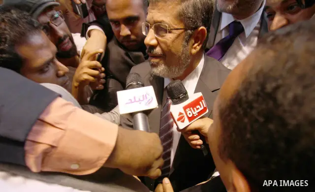 Egyptian Islamist presidential candidate Mohamed Mursi arrives to meet officials in Cairo May 26, 2012. The Muslim Brotherhood and a military man close to ousted leader Hosni Mubarak courted defeated first-round candidat...