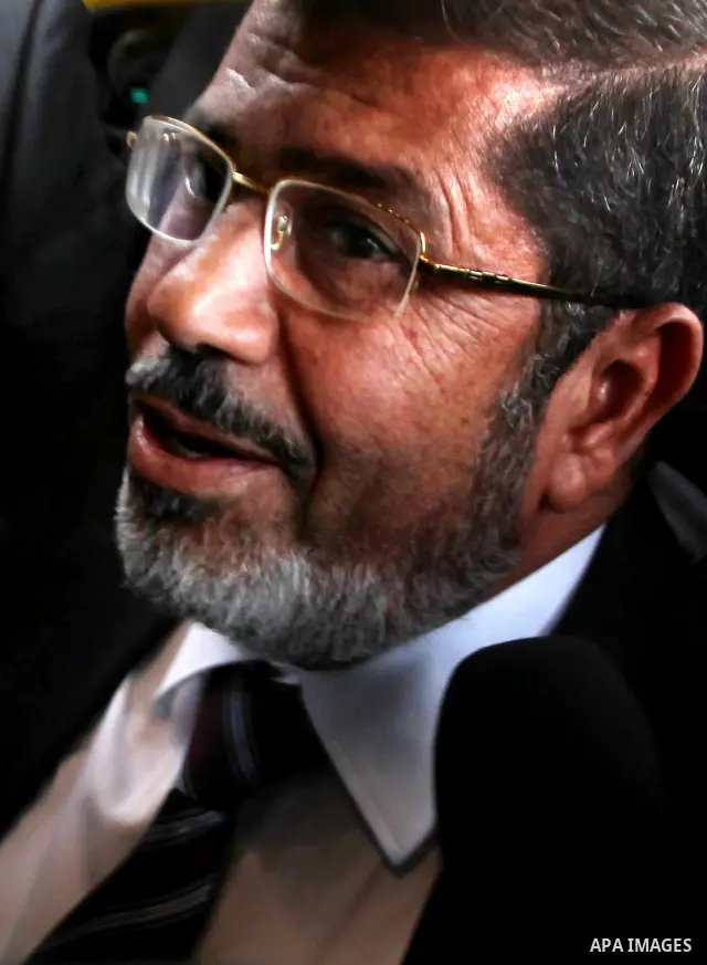 Egyptian Islamist presidential candidate Mohamed Mursi arrives to meet officials in Cairo May 26, 2012. The Muslim Brotherhood and a military man close to ousted leader Hosni Mubarak courted defeated first-round candidat...
