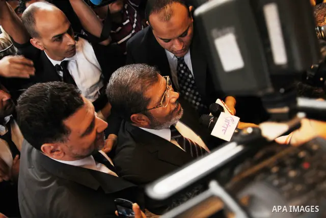 Egyptian Islamist presidential candidate Mohamed Mursi arrives to meet officials in Cairo May 26, 2012. The Muslim Brotherhood and a military man close to ousted leader Hosni Mubarak courted defeated first-round candidat...