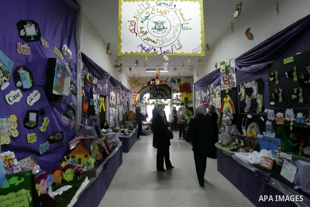 Palestinians participate in the opening gallery Palestinian educational means in the Mashtal college in the West Bank city of Nablus, May 28, 2012. Photo by Wagdi Eshtayah.