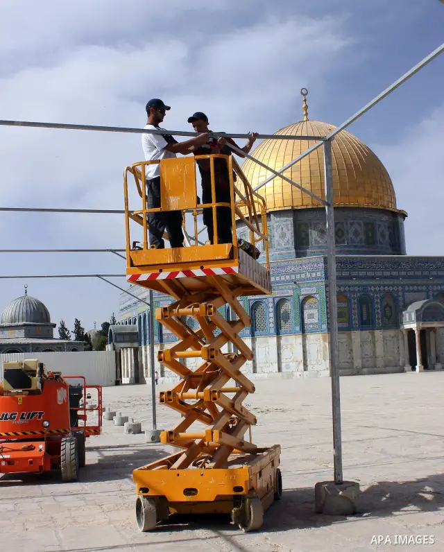 Palestinian workers put the sunshades on the Dome of the Rock mosque in preparation for receive the holy month of Ramadan, in Jerusalem's old city on May 28, 2012. Photo by Mahfouz Abu Turk