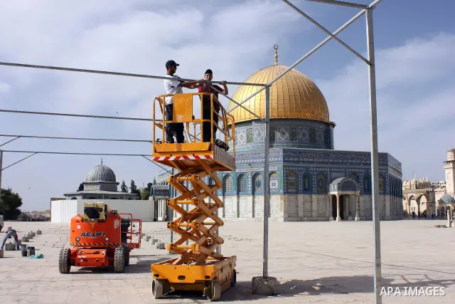 Palestinian workers put the sunshades on the Dome of the Rock mosque in preparation for receive the holy month of Ramadan, in Jerusalem's old city on May 28, 2012. Photo by Mahfouz Abu Turk