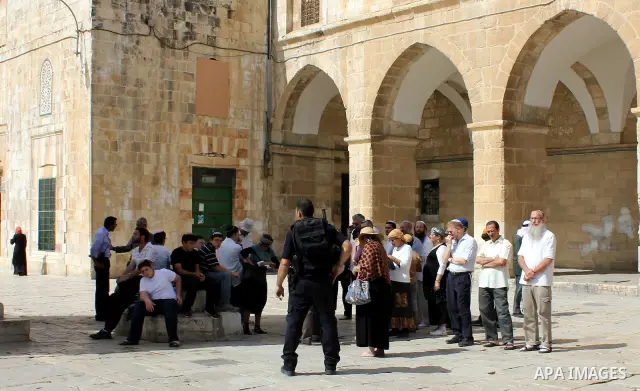 Group of Israeli settlers enter the courtyards of Al-Aqsa Mosque, in Jerusalem's old city on May 28, 2012. Photo by Mahfouz Abu Turk