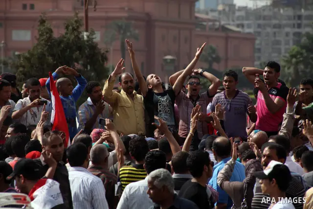 Egyptian protesters attend a demonstration, against presidential candidate Ahmed Shafiq at Tahrir Square in Cairo May 29, 2012. According to full official results released Monday by the election commission. Commission ch...