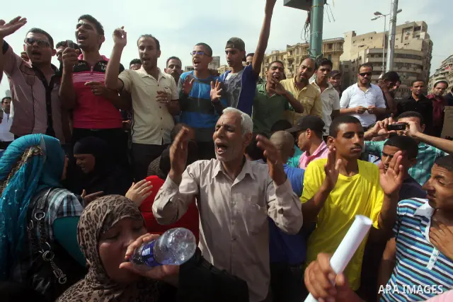 Egyptian protesters attend a demonstration, against presidential candidate Ahmed Shafiq at Tahrir Square in Cairo May 29, 2012. According to full official results released Monday by the election commission. Commission ch...