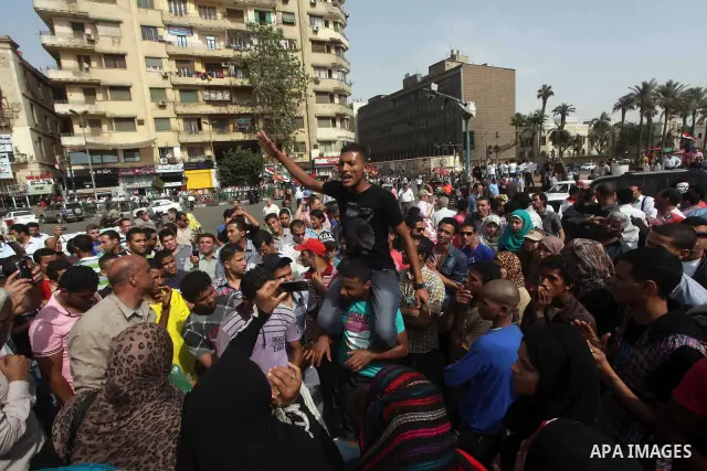 Egyptian protesters attend a demonstration, against presidential candidate Ahmed Shafiq at Tahrir Square in Cairo May 29, 2012. According to full official results released Monday by the election commission. Commission ch...