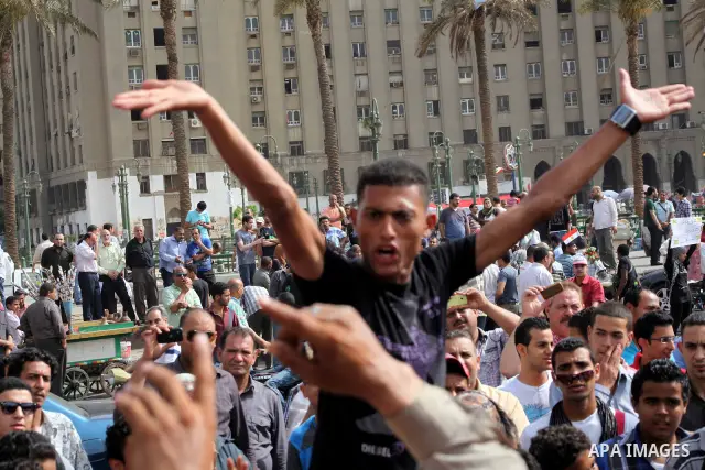 Egyptian protesters attend a demonstration, against presidential candidate Ahmed Shafiq at Tahrir Square in Cairo May 29, 2012. According to full official results released Monday by the election commission. Commission ch...