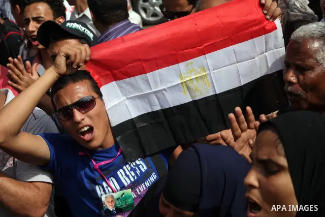 Egyptian protesters attend a demonstration, against presidential candidate Ahmed Shafiq at Tahrir Square in Cairo May 29, 2012. According to full official results released Monday by the election commission. Commission ch...