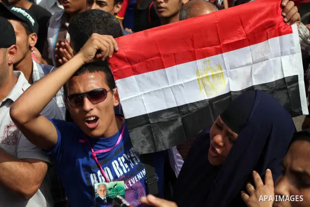 Egyptian protesters attend a demonstration, against presidential candidate Ahmed Shafiq at Tahrir Square in Cairo May 29, 2012. According to full official results released Monday by the election commission. Commission ch...