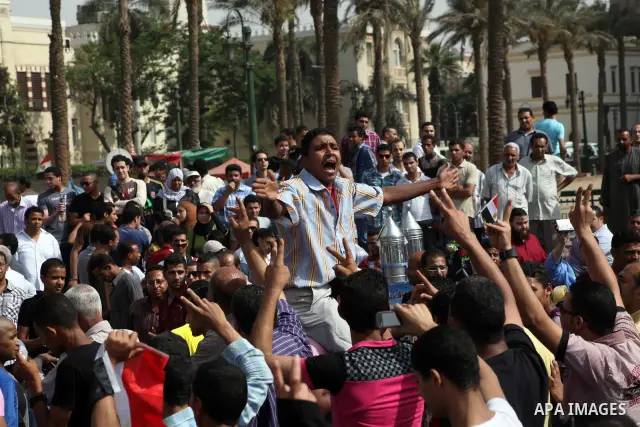 Egyptian protesters attend a demonstration, against presidential candidate Ahmed Shafiq at Tahrir Square in Cairo May 29, 2012. According to full official results released Monday by the election commission. Commission ch...