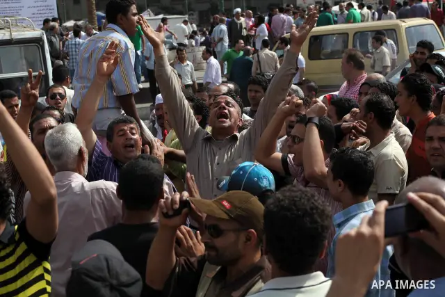 Egyptian protesters attend a demonstration, against presidential candidate Ahmed Shafiq at Tahrir Square in Cairo May 29, 2012. According to full official results released Monday by the election commission. Commission ch...