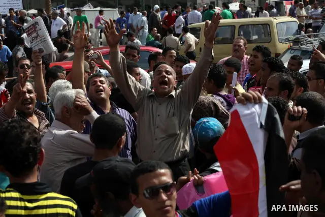 Egyptian protesters attend a demonstration, against presidential candidate Ahmed Shafiq at Tahrir Square in Cairo May 29, 2012. According to full official results released Monday by the election commission. Commission ch...