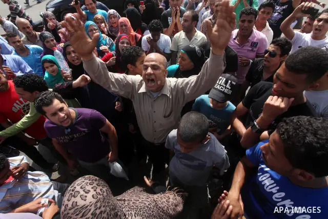 Egyptian protesters attend a demonstration, against presidential candidate Ahmed Shafiq at Tahrir Square in Cairo May 29, 2012. According to full official results released Monday by the election commission. Commission ch...